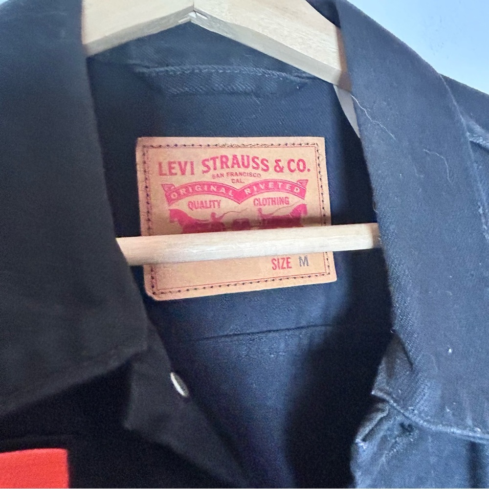 Levi's Classic Black Denim Jacket with patches - Picture 3 of 5